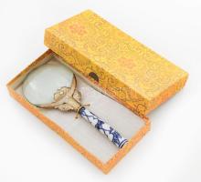 Régebbi kínai nagyító porcelán markolattal, dobozában, h: 18 cm