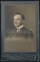 cca 1910 Elegáns fiatal úr portréja, vizitkártya Lukács Béla ózdi műterméből, dekoratív verzóval, 11...