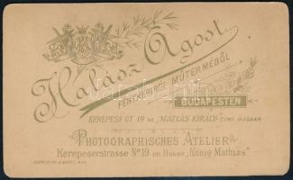 cca 1890 Elegáns fiatal férfi portréja, vizitkártya Halász Ágost budapesti műterméből, 11x6,5 cm