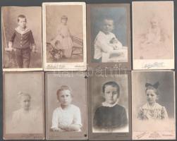 8 db gyerekeket ábrázoló vizitkártya, különféle műtermekből (közte Halmy J. Béla, Losonc; Alpár Henrik, Besztercebánya; Szabó Ferenc, Szolnok; stb.), változó állapotban