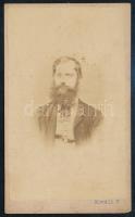 cca 1865 Elegáns úr portréja, vizitkártya Kovács Ferenc egri műterméből (,,Kovácz Ferencz Féstesz és Fényképesz Égerben"), 10,5x6 cm (Ritka műterem!)