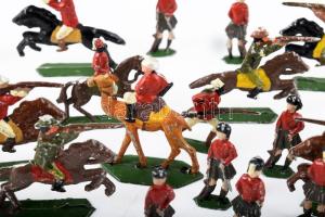 22 darab ólomkatona, ágyúk, lovas, gyalogos, stb., m: 7 cm alatt