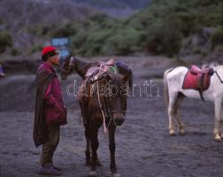 Csák Miklós (1933-2013): Fotó negatívok 12 db, négy csíkon tibeti portrék, tájképek