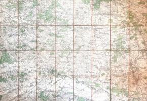 [Térkép] Specialkarte zu den Manövern des 1. und 11. Corps 1886. (Mértéke: 1:75 000.) [Lengyel feliratozású térkép a Szambor városa menti galíciai gyalogsági hadgyakorlatokhoz.] (1886). [Bécs], (1886). [Dargestellt von Oberst des k. k. Generalstabs Korps Adolf von Horsetzky.] Színes térkép, mérete: 600x870 mm Színes térképünk az Adolf von Horsetzky (1847-1929) cseh származású osztrák-magyar katonai vezető által szervezett, 1886. évi gyalogsági hadgyakorlatok tágabb helyszínét ábrázolja. A hadgyakorlaton az 1. és 11. gyalogsági hadtest gyakorlatozott a galíciai Szambor városa környékén. Lapunk a Lemberg (Lviv) városa délnyugati szomszédságában fekvő, dombvidéki, ligetes, mocsaras és erdős területet ábrázolja, amely a Bécsi Katonai Iskola megítélése szerint a nehéz terepen való előrenyomulás gyakorlására jó terepnek számított. A 45x65 km-es területet ábrázoló terület a mai lengyel-ukrán határ ukrán oldalán található. Északon a Krakkó-Lemberg, keleten a Lemberg-Csernovci vasútpálya jelöli ki határait, délen a Dnyeszter és a Bisztrica felső folyása, valamint délnyugati Szambor városa alkotja a határokat, nyugaton pedig erdős dombvidékek Szambor és Mosciska között. Vízrajzi, domborzati, településhálózati és közlekedésföldrajzi részletekben bővelkedő térképünk névanyaga (egy-két német falvat leszámítva) lengyel nyelven készült; a névanyag és az etnikai arányok térképünk készülte óta jelentősen megváltoztak. Jelmagyarázat és mérték feltüntetése nélkül. Egyes térképszelvények szélén apró sérülések. Jó állapotú térképlap, vászonra vonva, hajtogatva, hátoldalán kézi feliratozással.