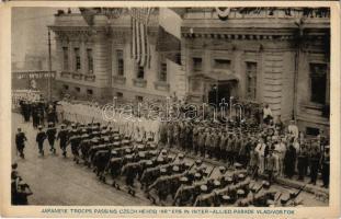 Vladivostok, Japanese Troops passing Czech Headquarters in Inter-Allied Parade / Japán hadsereg Oroszországban a cseh főhadparancsnokság előtt, amerikai zászló / Russo-Japanese War (EK)