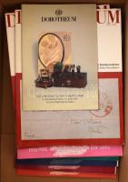 19 db külfüldi árverési katalógus, köztük Dorotheum, Italphil, dobozban