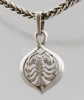 Ezüst (Ag) kígyógerinc nyaklánc h. 40cm, rákfigurás medállal, jelzett, nettó 13,1g
