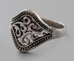 Ezüst (Ag) virágmintás gyűrű, m: 58, jelzett, nettó 2,6g