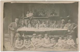 Hosszúfalu, Satulung (Négyfalu, Sacele); társaság asztalnál, zenészek / company at the table, musicians. photo (EK)