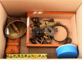 Kis doboznyi vegyes bolha tétel, közte tusrúd, retro pohár, réz harang, antik bútorveretek, stb.