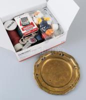 Vegyes bolhapiaci tétel kis dobozban, közte Zrínyi 1941 Kispuska díjtál, d: 16 cm