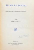 Szekfű Gyula: Állam és nemzet. Tanulmányok a nemzetiségi kérdésről. Bp., 1942, Magyar Szemle Társaság, 372+(2) p. Első kiadás. Kiadói aranyozott egészvászon-kötés, kissé kopottas, foltos borítóval és gerinccel, tulajdonosi bélyegzővel.