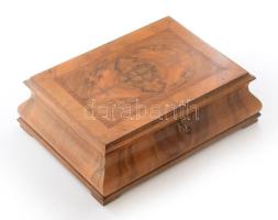 Biedermeier stílusú gyökérintarziás díszdoboz. Kulccsal, zárja hibás, 22x29 cm