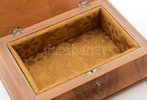 Biedermeier stílusú gyökérintarziás díszdoboz. Kulccsal, zárja hibás, 22x29 cm