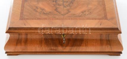 Biedermeier stílusú gyökérintarziás díszdoboz. Kulccsal, zárja hibás, 22x29 cm