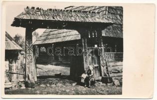 Kányaháza, Calinesti-Oas; Székelykapu / Transylvanian carved wooden gate. photo (non PC) (EB)