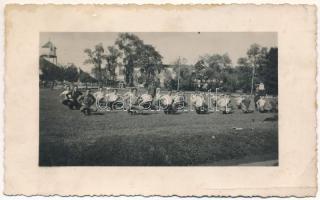 1937 Farkasvágó, Lunca Calnicului; munkatábor, sportolók / labor camp, sport. photo (gyűrődések / creases)