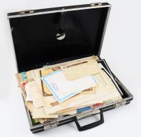 Egy aktatáskányi vegyes papírrégiség.