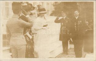 Die Reise des Kaiserpaares nach Bulgarien und der Türkei, die Kaiserin verlässt den Merassim-Kiosk. Phot. Br. Schuhmann, Brüder Kohn Wien I. / The journey of the imperial couple to Bulgaria and Turkey, Empress Zita leaves the Merassim Kiosk (EK)