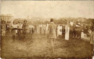 1920 Budapest I. Vérmező, a BRKIE (Budapesti Református Ifjúsági Egyesület) cserkészcsapat 10 éves jubileumi ünnepsége, Sulyok János alelnök üdvözli a csapatot / Hungarian boy scout ceremony. photo (kopott sarkak / worn corners)