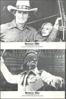 cca 1989 előtt készült, "Bronco Billy" című amerikai film jelenetei és szereplői (főszereplő Clint Eastwood), 9 db produkciós filmfotó (vitrinfotó, lobbyfotó) nyomdatechnikával sokszorosítva kartonpapírra, egyoldalas nyomással, a használatból eredő (esetleges) kisebb hibákkal, 18x24 cm