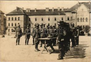 Budapest IX. Horthy Miklós kormányzó a Ferenc József m. kir. honvéd gyalogsági laktanya udvarán, magyar katonák / regent Horthy, military barracks. photo (11,9 x 8,1 cm) (vágott / cut)