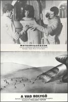 cca 1989 előtt készült sci-fi filmekről 13 db vintage produkciós filmfotó (vitrinfotó, lobbyfotó) ezüst zselatinos fotópapíron, a használatból eredő (esetleges) kisebb hibákkal, két kép barnás elszíneződéssel, egy kép nyomdatermék, 18x24 cm