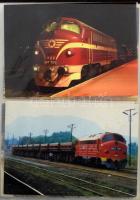 Kb. 110 db MODERN M61 Diesel mozdony képeslap sorozat, különböző festésű variációk, balesetek, saját kivitelű gyűrűs albumban / Cca. 110 modern M61 Diesel locmotive postcards in an album