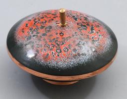 Iparművész doboz, benne 3 nyaklánccal, egyiken fosszília medál.