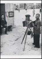 cca 1947 Sztálingrád, "Gyors és olcsó", utcai fényképész, Robert Capa (1913-1954) (eredeti neve Friedmann Endre) magyar - francia fotóriporter felvétele, 1 db modern nagyítás, jelzés nélkül, 21x15 cm