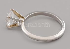 Fehérarany (Au) gyűrű, köves, 9k, jelzet, m:52, bruttó 1,9g