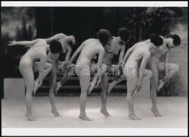 cca 1920 Tánckar, jelmez nélküli próbája, szolidan erotikus felvétel, 1 db modern nagyítás, jelzés nélkül, 15x21 cm