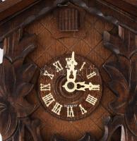 Kakukkos óra, Feketeerdei 8 napos járatos, faragott fa. Súlyokkal, inga nélkül, 32 cm. Működőképes