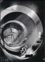 cca 1956 Lábatlani cementgyárban a forgódobot építik, Vadas Ernő (1899-1962) budapesti fotóművész és fotóriporter felvétele, 1 db modern nagyítás, jelzés nélkül, 21x15 cm