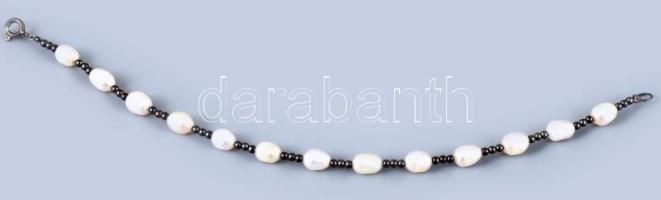 Ezüst (Ag) karkötő édesvízi gyöngyökkel, jelzett, h: 17 cm, tokban