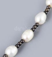 Ezüst (Ag) karkötő édesvízi gyöngyökkel, jelzett, h: 17 cm, tokban