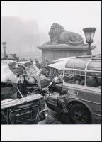 cca 1965 Budapest, az 56-os városi autóbusz és egy távolsági buszjárat "csúcstalálkozója" a Lánchídon, 1 db modern nagyítás, jelzés nélkül, 21x15 cm