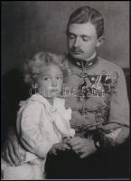 1916 Dora Kallmus - korábban Kallmus Dóra - (1881-1963) bécsi fényképész felvétele Habsburg Károlyról és fiáról Habsburg Ottóról, 1 db modern nagyítás, jelzés nélkül, 21x15 cm