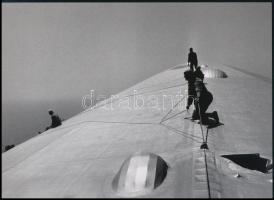 cca 1930 "A Graf Zeppelin léghajó testének javítása repülés közben", Eisentaedt Alfréd (1898-1995) felvétele, 1 db modern nagyítás jelzés nélkül, 15x21 cm