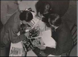 cca 1929 Escher Károly (1890-1966) budapesti fotóriporter és fotóművész felvétele (Illusztrációk válogatása a Pesti Napló szerkesztőségében), 1 db modern nagyítás jelzés nélkül, 15x21 cm