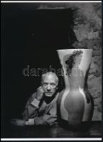 1954 Yousuf Karsh (1908-2002) kanadai fotóművész felvétele (Picasso vázával), 1 db modern nagyítás, jelzés nélkül, 21x15 cm