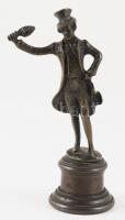 Elegáns férfi - bronz szobor asztaldísz, m: 12 cm