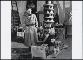 cca 1945 Picasso műtermében, 1 db modern nagyítás, jelzés nélkül, 15x21 cm