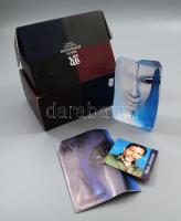 Mats Jonasson (svéd, 1945-): Ólomkristály asztaldísz a Maszk sorozatból, színezett, címkével és gravírozva jelzett, hibátlan, m: 13 cm, dobozában.