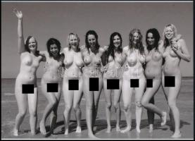 cca 1975 "Osztálytalálkozó a tengerparton", szolidan erotikus felvétel, 1 db modern nagyítás, jelzés nélkül, 15x21 cm