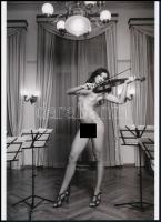 cca 1984 "Aki hamisan játszik a zenekarban, büntiből így gyakorol", szolidan erotikus felvétel, 1 db modern nagyítás, jelzés nélkül, 21x15 cm