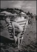 cca 1979 "Takarásban", szolidan erotikus felvétel, 1 db modern nagyítás, jelzés nélkül, 21x15 cm