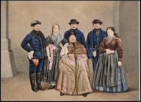 cca 1861 Tiedge János pesti fényképész felvétele, amit kézzel színeztek (Tolna megyei viseletek (Duna) Földváron), 1 db modern nagyítás, jelzés nélkül, az eredeti fotót bemutatták 1862-ben, a Londonban megrendezett Ipari és Művészeti Világkiállításon, 15x21 cm
