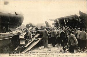 Kontich, Contich; Schrikkelijk spoorweg ongeluk, terrible accident de chemin du fer, la recherche des victimes / Railroad accident, searching for victims (glue mark)