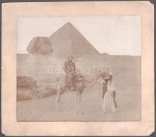 cca 1890 Egyiptom, teveháton utazó férfi a gízai nagy piramis (Hufu-piramis vagy Kheopsz-piramis) és...